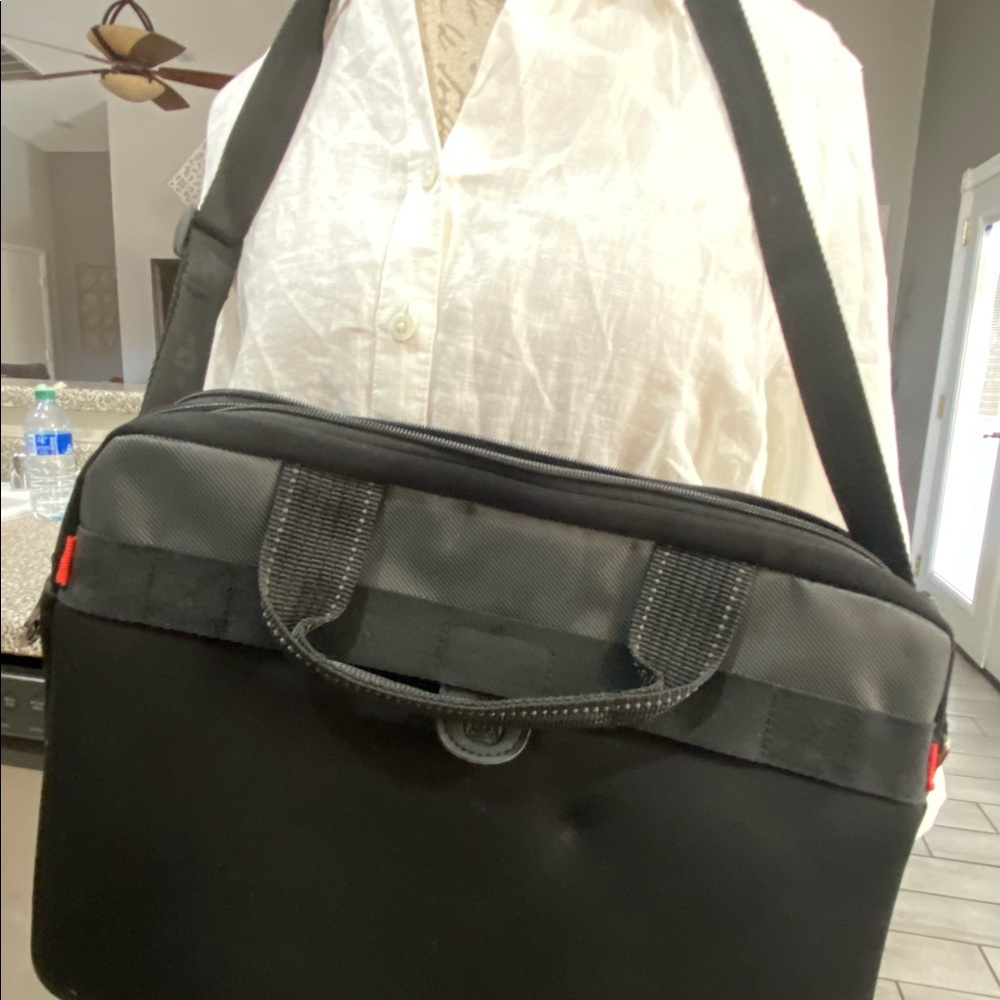 Swiss Gear platform 14” Laptop slim case - Picture 2 of 7